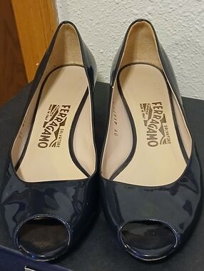 Salvatore Ferragamo Navy Blue Patent Leather Peep-Toe Kitten Heels – Size 7 C